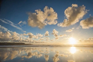 Idyllic European Landscapes Stampe: Cloud reflections at Constantine Bay at sunset, Cornwall, England, United Kingdom, Europe