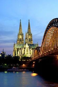 Stampe di Cattedrale di Colonia, sito del patrimonio mondiale dell'UNESCO e ponte Hohenzollern alla notte a Colonia in Renania Settentrionale-Vestfalia nella Germania nell'Europa Colonia (Koln) Stampe: Cattedrale di Colonia