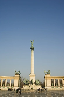 Heroes Square Budapest Stampe: Column and colonnade