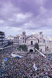 Crowded City Streets Stampe: Crowds of pilgrims and devotees