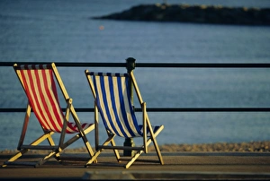 European Beach Holidays Stampe: Two deckchairs on the seafront, Sidmouth, Devon, England, UK, Europe
