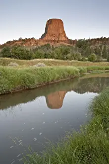 Blue Sky Photography Stampe: Devils Tower reflected in a stream, Devils Tower National Monument