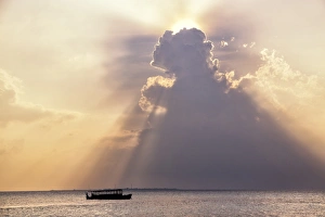 Maldives Sunset Stampe: Dramatic cloud formations and boat in silhoutte at sunset, Dhuni Kolhu, Baa Atoll