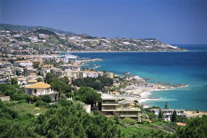 Italian Riviera Coastal Towns Stampe: Elevated beach front and town view