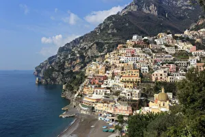 Vista elevata della spiaggia di Positano e scoglie, Costa Amalfitana (Costa amalfitana), UNESCO