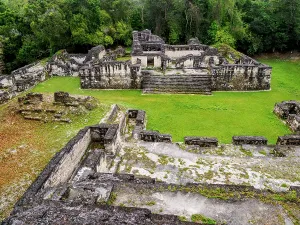 Tikal Guatemala Stampe: Exploring the ancient structures at Central Acropolis in Tikal