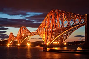 Ponte Forth Stampe: Ponte ferroviario di Firth illuminato la notte a Sud di Queensferry presso Edimburgo nella regione del Midlothia