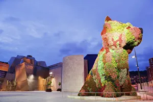 Spagna Stampe: Il Guggenheim progettato dall'architetto Frank Gehry e la scultura di fiore con cane Puppy realizzata da Jeff Koons a