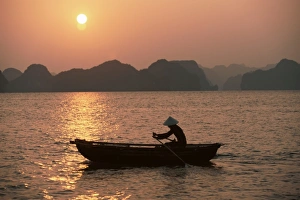 Rowing Boat Transport Stampe: Halong Bay