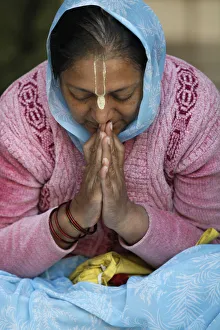 Stampe di Devoto di Hare Krishna che prega in Vrindavana, Uttar Pradesh,India e l'Asia Immagini del 7 aprile 2012: Devoto di Hare Krishna che prega in Vrindavana nell'Uttar Pradesh nella penisola indiana