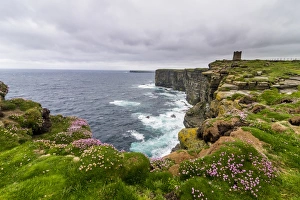 British Heritage Landmarks Stampe: High above the cliffs, the Kitchener Memorial, Orkney Islands, Scotland, United Kingdom