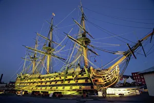 La HMS Vittoria di notte nel Porto Navale di Portsmouth a Portchester in Inghilterra meridionale