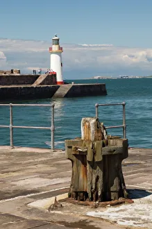 Stampe di Farfalla lanterna all'ingresso al porto esterno di Whitehaven in Cumbria nel Regno Unito d'Inghilterra Europa Immagini Correlate Stampe: Farfalla lucevole all'ingresso del porticciolo esterno a Whitehaven in Cumbria Inghilterra Regno Unito