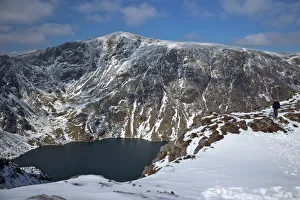 Galles Stampe: Il Llyn Cau e la cima del Cader Idris sotto il sole d'inverno nel Parco Nazionale di Snowdonia a Gwynedd in Galles