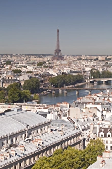 European City Photography Stampe: Looking over the rooftops of Paris to the Eiffel Tower, Paris, France, Europe