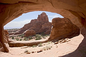 Eroded Sandstone Landscapes Stampe: Looking out through Tower Arch