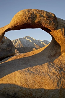 Morning Light On Rock Formations Stampe: Mobius Arch and Eastern Sierras at first light, Alabama Hills, Inyo National Forest