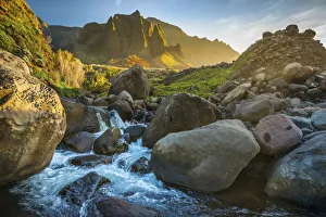 Mountain Stream Photography Stampe: Mountain stream flows from the NaPali Cliffs in the background, Hawaii