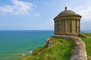 Contea Di Londonderry Stampe: Il tempio di Mussenden si trova su una riva d'acqua e fa parte della proprietà del Downs
