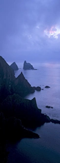 Great Britain Outdoor Photography Stampe: North cliffs and stack of Skroo in the mist