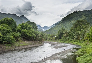 Mountain Valley Scene Stampe: Paea River with dramatic mountains in the background