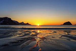 Lofoten Islands Beach Stampe: Patterns created by the small river on a sandy beach at sunset