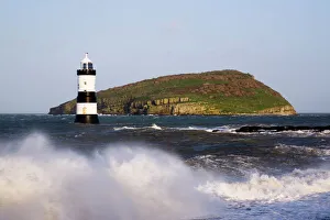 Stampe di Faro di Penmon Point costruito nel 1838 all'entrata settentrionale del Canale di Menai e Isola dei Fagiani con mare grosso alla marea alta d'inverno a Penmon in Angersessi Regno Unito Europa Anglesey Stampe: Punta Penmon Faro