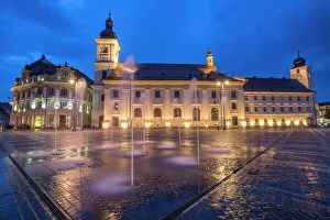 Romania Stampe: Piazza Grande a notte con il Palazzo Comunale di sinistra e la Piazza del Barocco