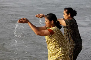 Stampe di Ebrei che si battono nel fiume Ganga a Rishikesh nell'Uttar Pradesh dell'India Immagini del 5 maggio 2010: Ebrei che si battezzano nel fiume Gange a Rishikesh nell'Uttarakhand nella regione dell'India e dell'Asia