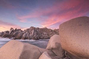 Sardinia Landscape Photography Stampe: Pink sky at sunset frames the lighthouse on cliffs, Capo Testa, Santa Teresa di Gallura