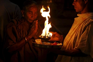 Prete e fedele che eseguono una aarti in Haridwar, Uttarakhand,India ,Asia