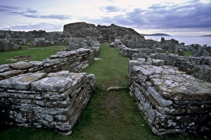 Iron Age Architecture UK Stampe: Processional path leading to the broch