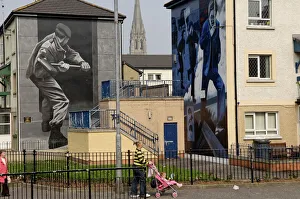 Contea Di Londonderry Stampe: Murali del repubblicano intorno alla piazza di Free Derry Cornersoggiorno della BogsideDerraUlsterIrlanda del Nord