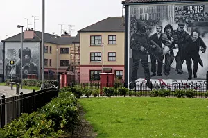 Irlanda Del Nord Stampe: Murali freschi repubblicani intorno al angolo di Free Derry Corner