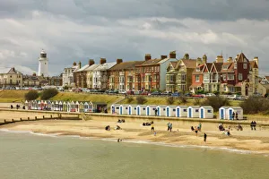 Costiera di questo affascinante paese con la torre farfalla e il piazza Nord ed i famosi casotti in spiaggia molto costosi a Sudwold nel Suffolk nellInghilterra Regno Unito Europa