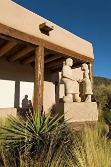 Stampe di Sculptura condivisione del sapere di Doug Hyde - Museo d'Arte Indiana e Cultura - Nuovo Messico - Nuova Mesa del Museo di Santa Fe (Città di Santa Fe) - Stati Uniti d'America, Nord America Immagini datate 2010 giugno: Scultura di Conoscenza condivisa da Doug Hyde, Museo d'Arte e Cultura India