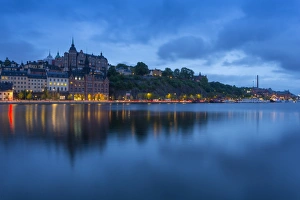 Stockholm Skyline Stampe: Skyline of Sodermalm at dusk reflection in water, Stockholm, Sweden, Scandinavia, Europe
