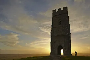 UK Landmarks Stampe: St. Michaels Tower silhouetted at sunset, on the summit of Glastonbury Tor