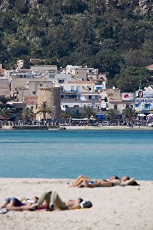 Italian Seaside Towns Stampe: Sunbathers on beach