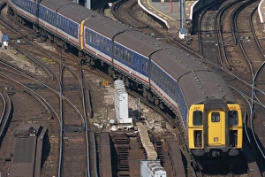 Stazione Di Waterloo Stampe: Treno che parte dalla stazione di Waterloo a Londra in Inghilterra Regno Unito Europa