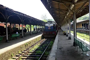 Stampe di Esegui allenamento alla piattaforma stazione ferroviaria di Kandy a Kandy in Sri Lanka in Asia Immagini del 14 aprile 2011: Allenamento alla piattaforma del treno stazione di Kandy a Kandy in Sri Lanka in Asia