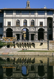 Arno River Florence Italy Stampe: The Uffizi reflected in the Arno river