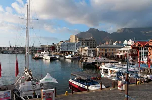 Città Del Capo Stampe: Ponte e Area Vittoria con il Monte Taboga in primo piano a Capo Town, Sudafrica