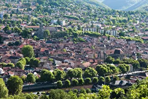 Stampe di Visuale di Figeac che mostra tetti, alberi e edifici nella regione Midi-Pirenei in Francia Lotto Stampe: Visuale di Figeac che mostra tetti