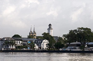 Stampe di Vista di Paramaribo dal fiume, Paramaribo, Surinam e SudAmerica Suriname Stampe: Vista di Paramaribo dal fiume, Paramaribo, Surinamo e America del Sud