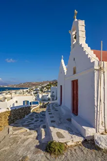 Greek Island Hopping Guide Stampe: View of whitewashed chapel overlooking town, Mykonos Town, Mykonos, Cyclades Islands