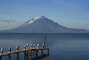 Central America Scenic Views Stampe: Volcano, Lake Atitlan, Atitlan, Guatemala, Central America