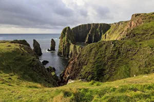 Vesteggio, viste costiere drammatiche, scogliere di granito rosso e torri sul mare del West Mainland