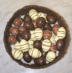 Spring Dessert Ideas Stampe: Mini Easter eggs in chocolate nest