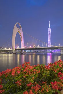 Torre di Canton e Ponte Liede al tramonto, Guangzhou, Guangdong, Cina.